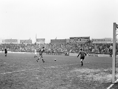 Futebol militar Holanda x Portugal, 1955. O futebol de antigamente tinha uma magia única. E digo antigamente não por estar a fazer uma comparação nostálgica, mas sim porque havia uma genuinidade no jogo que já não se vê. Era mais humano, mais visceral. Cada jogador tinha uma história, uma identidade que transcendia os 90 minutos em campo. A figura do líder dentro de campo, o capitão que não só dava tudo pela sua equipa, mas que se tornava o reflexo do clube, tinha um peso significativo
