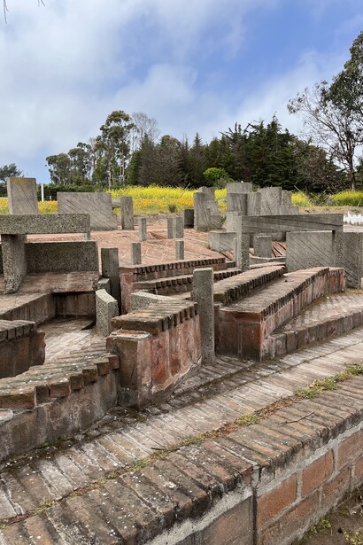 Construcciones de ladrillo en el cementerio de Ciudad Abierta en Ritoque, espacio creativo de la facultad de arquitectura de la Universidad Católica de Valparaíso, Chile
