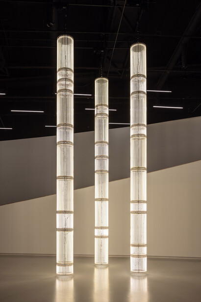 Cerith Wyn Evans, Formas no espaço… pela luz (no tempo), vista da exposição. Cortesia do MAAT