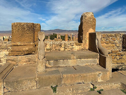 Antiguas letrinas romanas en las ruinas de Timgad, Argelia