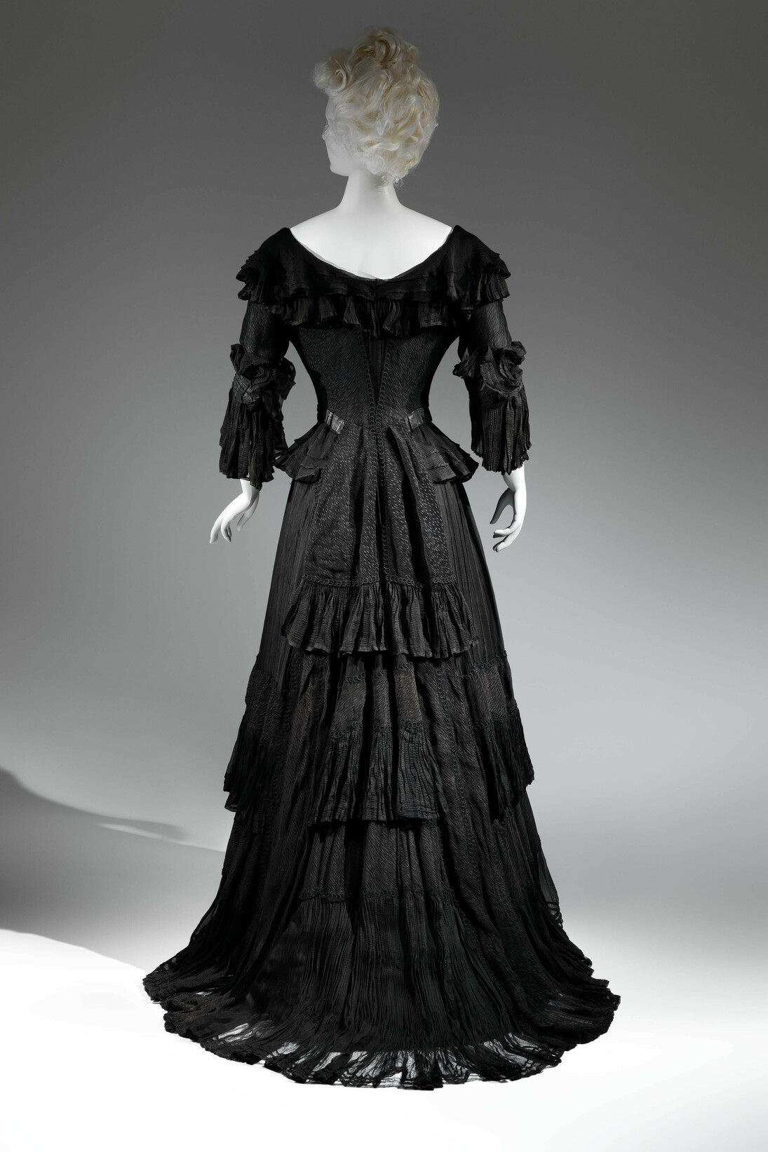 Mourning Dress, 1902-1904, Black silk crape, black chiffon, black taffeta. The Metropolitan Museum of Art, Gift of The New York Historical Society, 1979 (1979.346.93b, c). Photo: © The Metropolitan Museum of Art, by Karin L. Willis