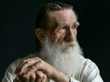 Homem reflexivo. Era homem de não deixar que lhe entrassem no passado, porta da rua era porta da vida, só tinha serventia de saída, que a terra lhe fosse leve, era o que sempre pensava. Às vezes, com uma alegria ingénua e as mãos a reterem apenas o fundamental, desdobro-me em caminhos. A minha vida está em ponto morto, com o tempo a avançar, espero a morte como se fosse uma pétala de reduzida magnificência a cair