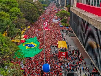 Manifestantes vão às ruas em defesa da reeleição de Lula e em oposição à extrema-direita. A mobilização popular demonstra que a disputa pela democracia ultrapassa o momento eleitoral e também se expressa na ocupação dos espaços públicos