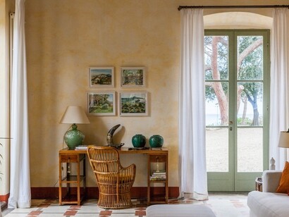 Villa Talamo, Fonteblanda, Italia. Ricca di spazi dove potersi rilassare, gli interni si presentano preziosamente decorati con oggetti ricercati 