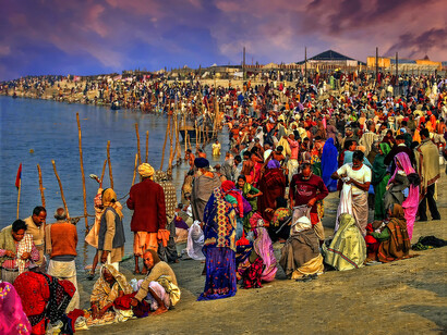 Allahabad, India – Fedeli riuniti durante il Kumbha Mela, uno dei raduni religiosi più imponenti del mondo