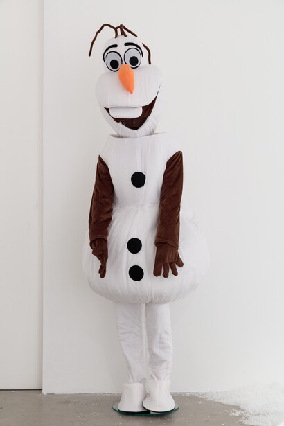 Olaf (a collaboration with Alivia Zivich) 2015, unauthorized Olaf costume imported from
China mannequin, performer, variable dimensions, courtesy of Vilma Gold, London and Neue Alte Brücke, Frankfurt