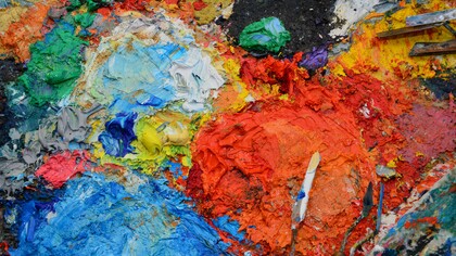 Paleta de tintas. A pintora achava que o mundo era feito de camadas ou fatias e a ela coubera-lhe uma mais fina. Achava que era a soma de tudo o que fora no passado e ela tinha muito pouco para adicionar, muito mais para subtrair