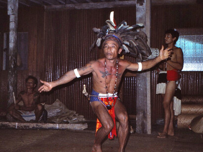 Lo stregone danza ed entra in una sorta di stato allucinatorio per collegarsi con le entità superiori e invitare il Dio supremo a curare l’ammalato