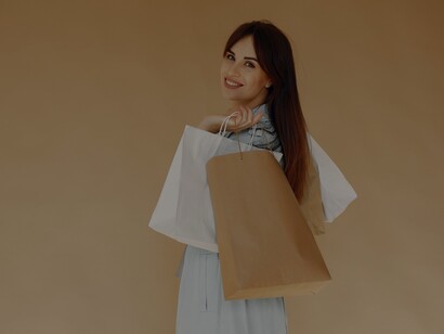 Mulher feliz com sacolas de compras
