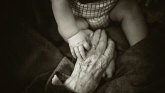 Ogni generazione pensa di aver vissuto l’epoca più difficile, ma solo confrontandosi si scopre che ogni tempo ha avuto le sue sfide e le sue opportunità