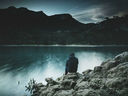 Persona in silenzio, da sola nella natura