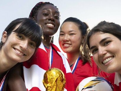 Time feminino comemora vitória. As preocupações giram em torno da possibilidade de que mulheres transgênero possam ter vantagens físicas inerentes que, segundo alguns, poderiam comprometer a integridade das competições femininas
