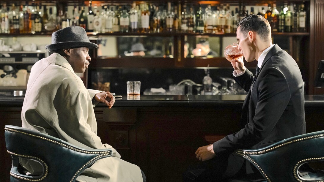 Homens bebendo whisky em um bar