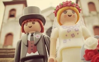 Um casal de Playmobil posa diante de uma igreja em uma cena de casamento criada e fotografada por Maria Moysés. Transformando pequenos bonecos em protagonistas de grandes histórias, o projeto iloveplaymo mostra como imaginação e memória afetiva podem dar novos significados à infância
