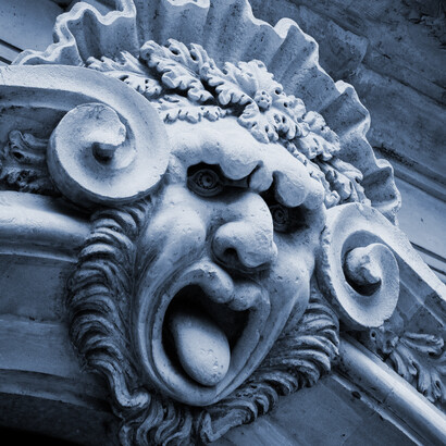 Die Suche nach weiteren Universen, deren Ursprung in unbeweisbaren wissenschaftlichen Theorien und erfinderischen Science-Fiction-Geschichten liegt, führt oft zu dunklen Kulten. Bild: Wasserspeier, Marais-Viertel, Paris, Frankreich