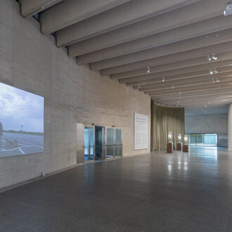 Varios artistas, Así como suceden las cosas, también nada sucede, vista de exhibición. Cortesía del MUSAC