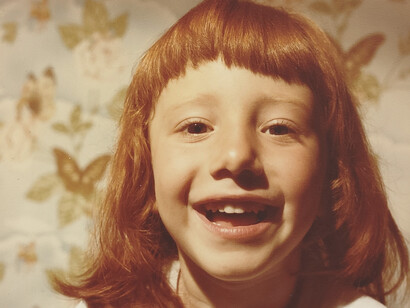 Una piccola, sorridente Elisa Sirianni, rossa naturale come direbbe Julianne Moore. Spesso si addormentava temendo la morte dei suoi genitori 