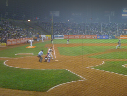 Estadio Universitario de Béisbol, Universidad Central de Venezuela. Con el paso de las décadas, la expansión petrolera en regiones como Zulia y Anzoátegui impulsó la construcción de estadios y consolidó el béisbol como uno de los deportes más populares del país