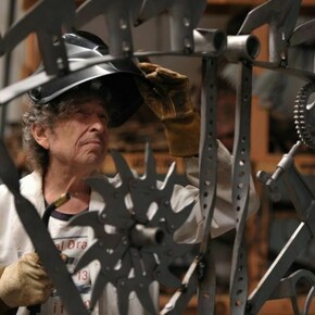 Bob Dylan at his iron works studio, September 2013 © John Shearer
