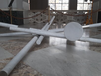Hidetoshi Nagasawa, Pozzo nel cielo, 1999-2014, ferro e marmo, cm 20x1000x1000. Installation view a Palazzo Reale, Napoli 2019