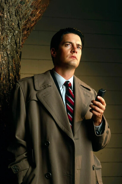 Twin Peaks inauguró una forma radicalmente distinta de narrar en televisión, donde el misterio no se resolvía sino que se expandía hacia lo simbólico y lo perturbador