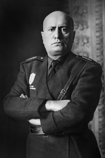 La presencia de Mussolini recuerda cómo el liderazgo carismático puede transformarse en un proyecto de poder absoluto que anula todo contrapeso