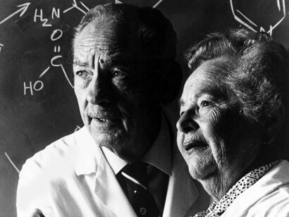 George Hitchings y Gertrude B. Elion tras ganar el Premio Nobel. Junto con el británico Sir James Black, Elion y Hitchings recibieron el Premio Nobel de Medicina por su trabajo conjunto en el campo de la investigación sobre medicamentos