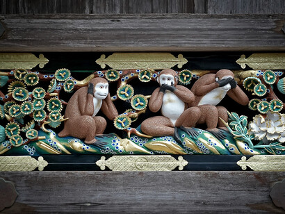 Les trois singes représentés sont ceux qui figurent dans un cadre en bois à l'entrée du sanctuaire de Toshogu à Nikko, Japon. Ne pas voir le mal, ne pas entendre le mal, ne pas parler du mal © By Jean-Pierre Dalbéra from Paris, France