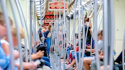 Dentro do vagão do metrô