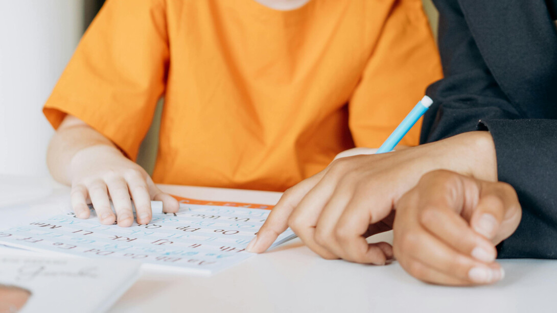 A desigualdade educacional é influenciada por questões socioeconômicas, geográficas e culturais, impactando o acesso, a qualidade e os recursos disponíveis. Investir em infraestrutura e capacitação docente é essencial para reduzir esse desequilíbrio