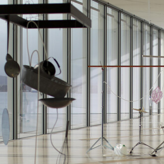 Yuko Mohri, Entrelazamientos, vista de exhibición. Cortesía del Centro Botín