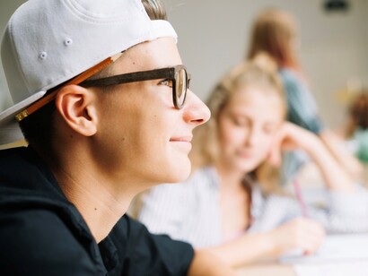 Il cinema in classe diventa un mezzo per affrontare questioni sociali rilevanti, incoraggiando una maggiore consapevolezza e impegno civico tra i giovani  