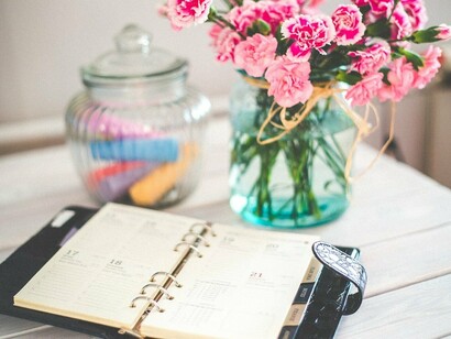 Abbiamo a disposizione pure molti strumenti, da quelli datati -come sono i calendari e le agende, ai più recenti programmi per computer, tablet e smartphone, oggi li chiamiamo “applicazioni”, capaci di “ripetere” tutto quello che si può fare con carta e penna ma anche di aggiungere nuove funzioni