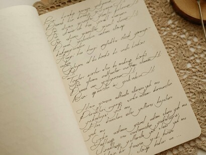 Se a poesia não precisa apresentar necessariamente uma forma fixa, metro e rima, o que caracteriza um texto como poesia? 