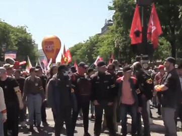 François Bayrou –un cristiano practicante tirando a beato–, que nunca le trabajó un día a nadie visto que vive de la política, afirma que los franceses deben trabajar más. ¿En serio?  1º de mayo, Paris, 2025, Francia