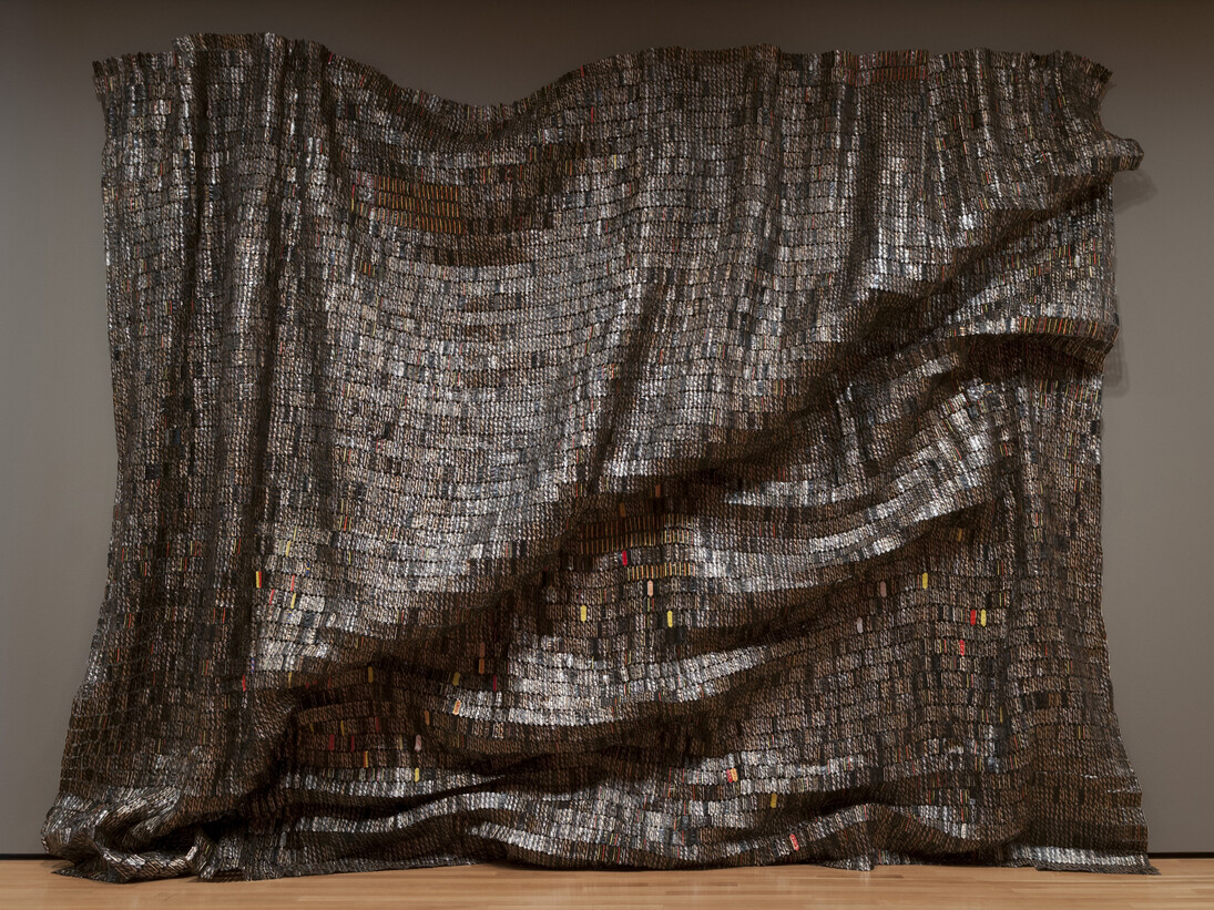 El Anatsui, Black Block, 2010, aluminum and copper wire, 180 x 216 inches, installation at the Akron Art Museum. Courtesy of the artist, Jack Shainman Gallery, NY, and the Brooklyn Museum. Photo by Andrew McAllister, Courtesy of the Akron Art Museum.