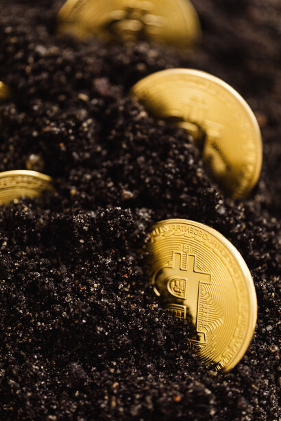Moedas de Bitcoin aradas em sólo fértil