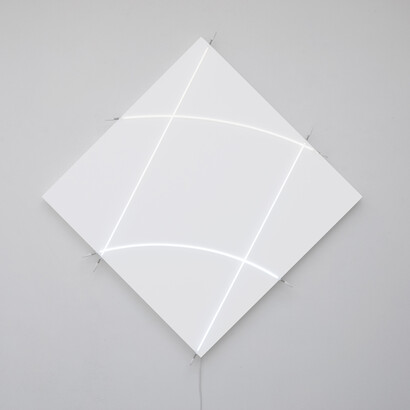 François Morellet, Cruibes n°16, 2013 Acrilico su tela su legno e neon bianco, 212x212 cm Courtesy A arte Invernizzi, Milano