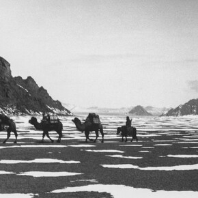 Désert du Tsaïdam, 3000 m. Fin mai, mont Kitin Kara, dans la chaîne des Kuen Lun, 1935, Qinghai, République de Chine © Succession Ella Maillart et Photo Elysée, Lausanne