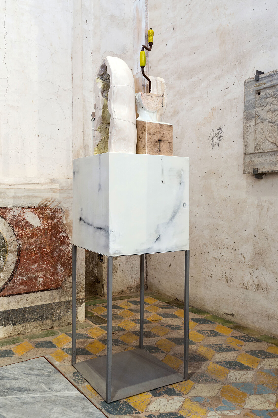 Vincenzo Rusciano, Passaggio #2, 2014, jesmonite, legno, ferro, lattice, vernice, grafite, 215 x 48 x 50 cm, Danilo Donzelli photography