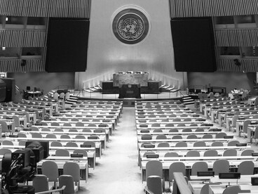 La búsqueda de un orden mundial equitativo comenzó tras la Segunda Guerra Mundial mediante promesas de descolonización y crecimiento