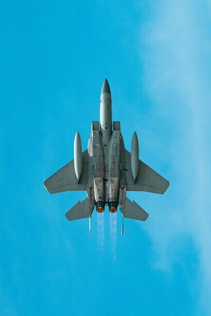 Un avión de combate sobrevolando con los motores encendidos, reflejando los bloques militares que dividieron al mundo en bandos opuestos