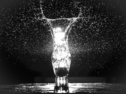 L'eau. Si la capacité de l'eau à stocker de l'énergie au niveau quantique est limitée, elle est toutefois belle et bien avérée