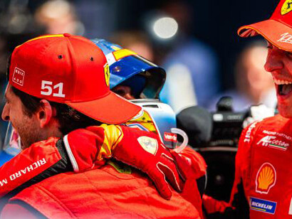 Pilotos Antonio Giovinazzi, Alessandro Pier Guidi e Nicklas Nielsen se abraçam em comemoração da vitória