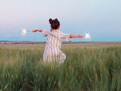 Niña jugando con luces de bengala