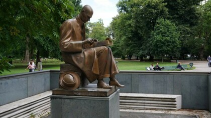 Il monumento a Indro Montanelli dello scultore Vito Tongiani realizzata in bronzo dorato nei giardini pubblici di Milano