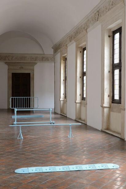 Giovanni Termini, Circoscritta, 2016. Ferro zincato, legno, cemento e cipresso / Galvanized iron, wood, cement and tree.
Installation, variable size
Palazzo Tiranni – Castracane, Cagli (PU)