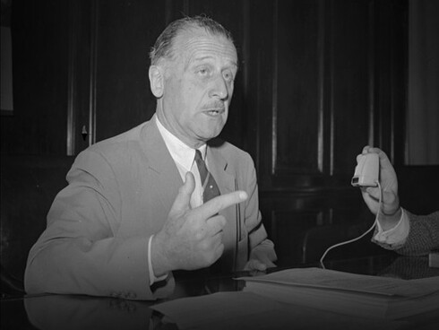 Arturo Aldunate Phillips fue un poeta, ingeniero civil, matemático e investigador chileno