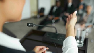 Descubra a comédia e a seriedade por trás dos atos performativos no hipotético batismo de Tristram Shandy. Uma reflexão sobre o poder da linguagem e sua aplicação na vida real