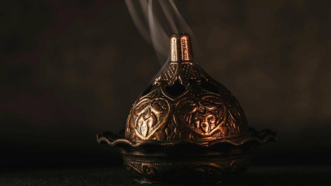 Se você procurar pela internet, vai encontrar rapidamente que o significado de Ayurveda é “conhecimento da vida”. De uma forma simplória, podemos dizer que é isso mesmo. Mas se nos debruçarmos sobre a origem etimológica dessa palavra, poderemos encontrar um universo gigantesco de significados